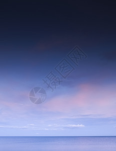 美丽的清晨天空蓝色和粉的彩散落云海景图片