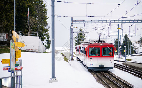 2016年5月3日瑞士卢塞恩里吉山前往瑞士卢塞恩里吉库姆山顶的列车图片
