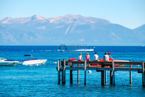 tahoe湖是西拉奈瓦达山的一个大淡水湖冬季和夏都有著名的旅游景点图片