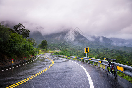 山路上的自行车雨后在chisangtiungaiwn图片