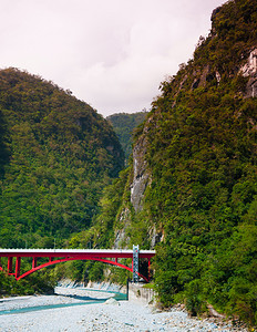 在Tork峡谷HualienTw的红桥河和山景图片