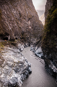 在Tork峡谷HualienTw的红桥河和山景图片