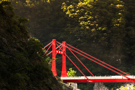 在Tork峡谷HualienTw的红桥河和山景图片