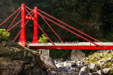 在Tork峡谷HualienTw的红桥河和山景图片