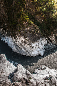 在Tork峡谷HualienTw的红桥河和山景图片