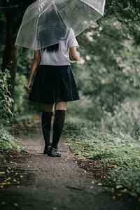 下雨时打雨伞的女学生图片