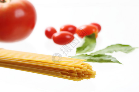 面西红柿和巴拉白背景孤立图片