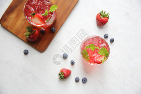 木制草莓果汁鸡尾酒加冰和白调薄荷图片