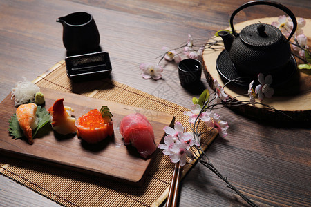 配有木本茶的寿司生和卷图片