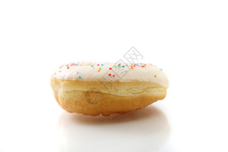 在白色背景中孤立的白色巧克力甜圈图片