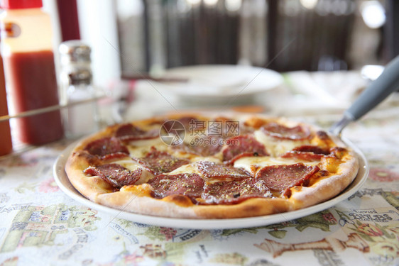 披萨和辣椒莫扎里拉奶酪和番茄图片