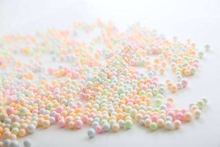 聚苯乙烯球白色背景中孤立的彩色泡沫球背景