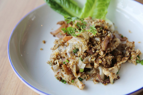 炸面条和鸡肉泰国菜，菠萝炸米饭加菠萝葡萄干鸡图片