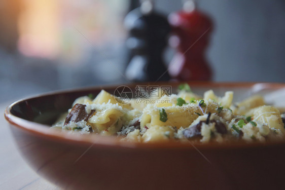 炸面条和鸡肉泰国菜，菠萝炸米饭加菠萝葡萄干鸡图片