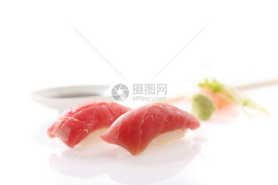 白背景孤立的金鱼寿司图片
