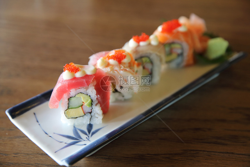 混合寿司卷和金鱼鲑虾寿司日本菜图片