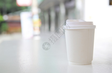 卡布奇诺咖啡纸杯中的白调店中的背景图片