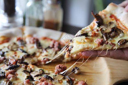 披萨蘑菇和香肠意大利菜图片