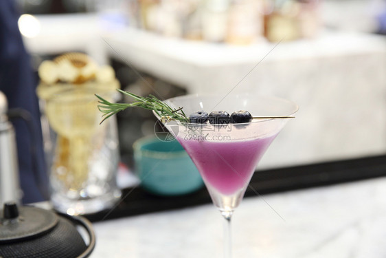 酒吧背景的紫色鸡尾酒图片