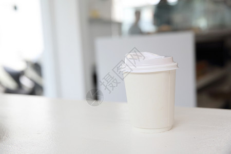 卡布奇诺咖啡纸杯中的白调店中的图片