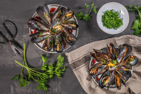 土制鲜熟的贝壳有胡椒和熟食面料海鲜饭图片