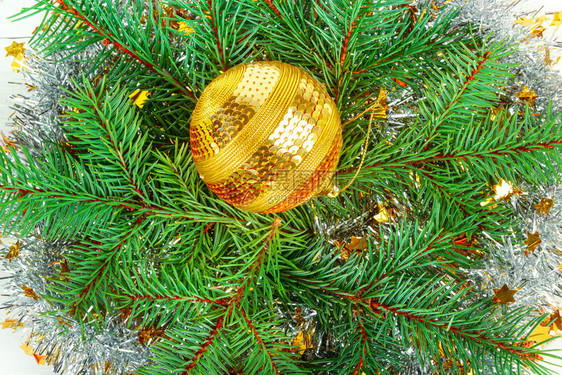 圣诞或新年装饰品光亮的金球在树枝花圈背景上平坦的躺下最顶端视野图片