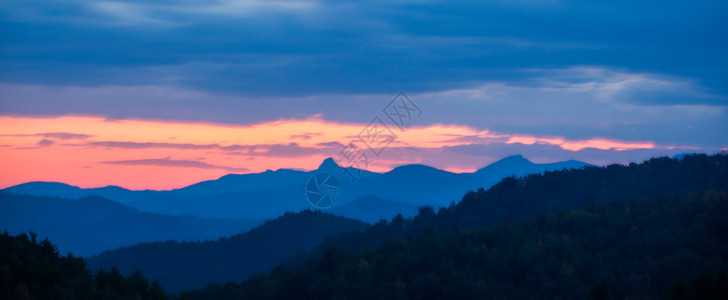 蓝海脊山脉的峰日落图片