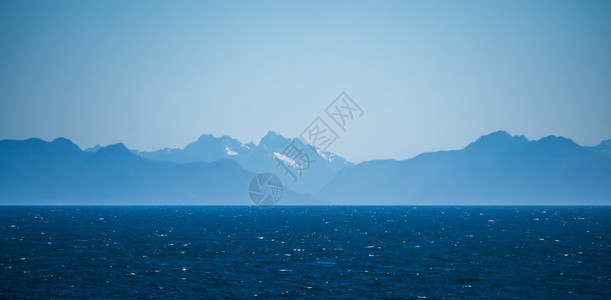 海浪和山地背景附近图片