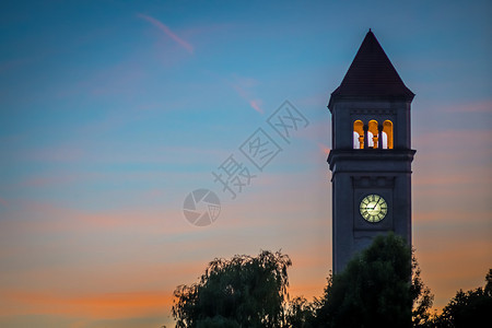 日落时在公园的钟楼图片