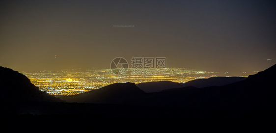 拉斯华加市中心红岩山上的夜景图片