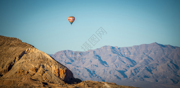 在红岩峡谷上空飞行的热气球图片