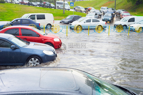 库伊夫乌黑街道上因水淹交通拥堵图片