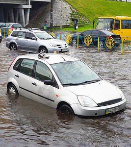 因暴雨引起的汽车交通问题图片