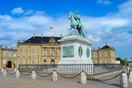 由Amalienborg庭院建筑楼在阳光明媚的白天建造图片