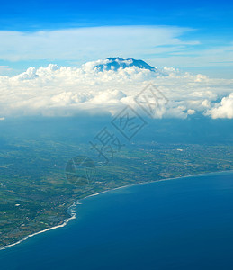 在空中观看湖景图片