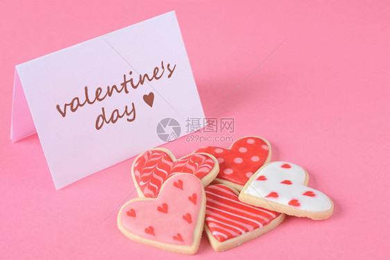 关闭valentirsqu日饼带有粉红背景的贺卡图片