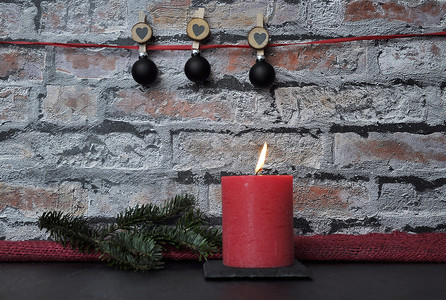 在砖墙前烧燃蜡烛和圣诞节装饰图片