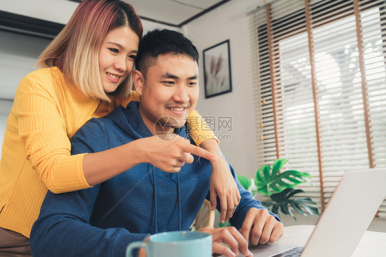 女和男一起做文书工作在线缴纳笔记本电脑税图片