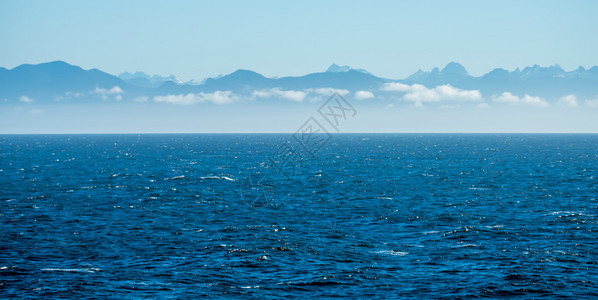 海浪和山地背景附近图片