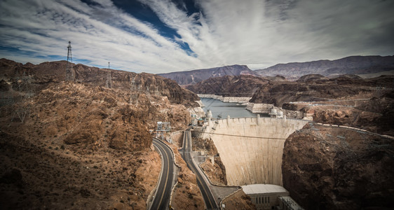 在Nevad和Arizona的湖面上游荡在霍弗大坝周围图片