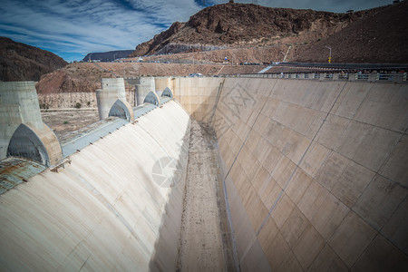 在Nevad和Arizona的湖面上游荡在霍弗大坝周围图片