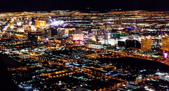 夜里飞机外面的城市灯光背景图片