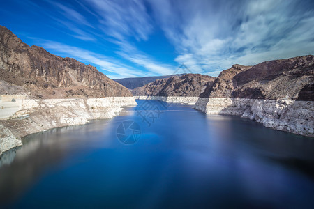 在Nevad和Arizona的湖面上游荡在霍弗大坝周围图片