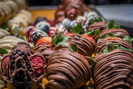 店内展示的巧克力覆盖草莓图片