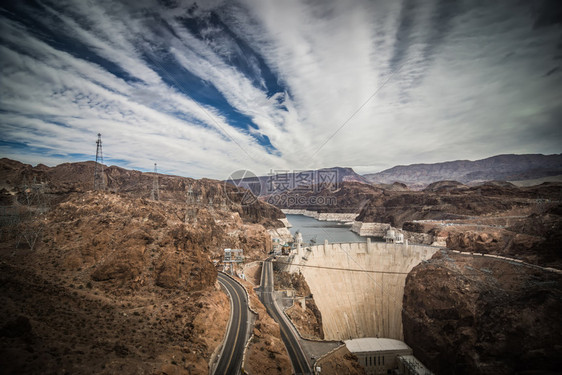 在Nevad和Arizona的湖面上游荡在霍弗大坝周围图片