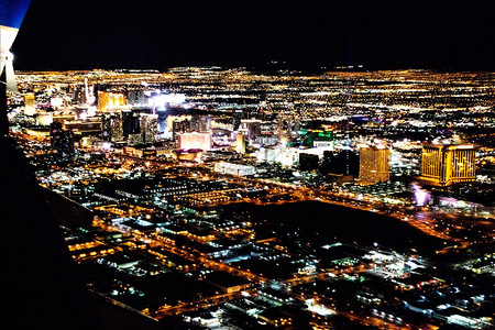 夜里飞机外面的城市灯光图片
