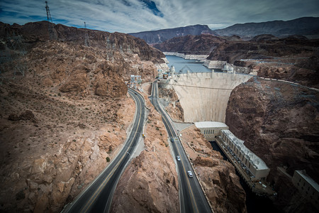 在Nevad和Arizona的湖面上游荡在霍弗大坝周围图片