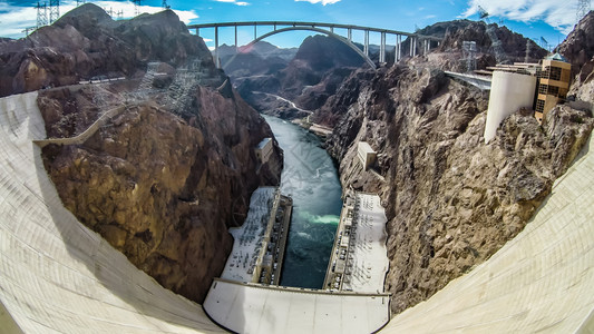 在Nevad和Arizona的湖面上游荡在霍弗大坝周围图片