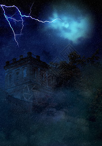 夜里暴风雨期间废弃的古老鬼城堡图片