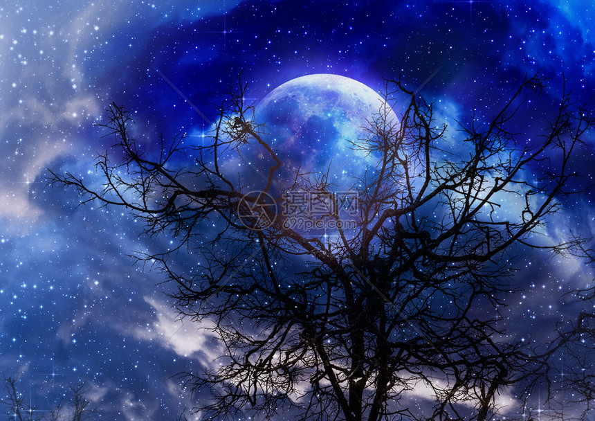蔚蓝色星空下的满月景色图片